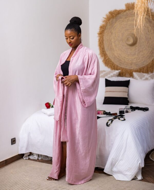 Découvrez le Kimono Rosa : Polyvalent et Élégant pour Tous Vos Moments de Détente